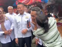 Disambut Meriah Saat Blusukan ke Pasar Baru Bekasi, Anindya Bakrie Dicium Emak-emak