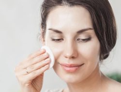 10 Rekomendasi Skincare Terbaik untuk Menghilangkan Flek di Usia 50 Tahun