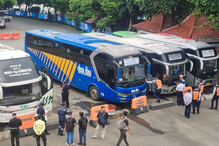 Kenaikan Drastis Penumpang di Terminal Kampung Rambutan Pasca-Lebaran