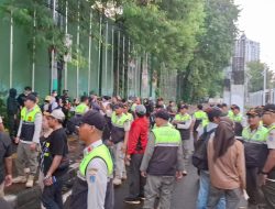 Satpol PP Gandeng Kemah Damai, Tolak UU TNI di Depan DPR Satpol PP Gandeng Kemah Damai, Tolak UU TNI di Depan DPR