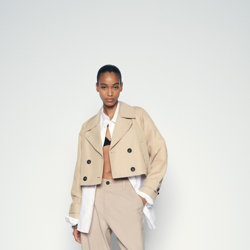 Cropped Trench Coat: Gaya Klasik yang Diredefinisikan Ulang di Tahun 2025
