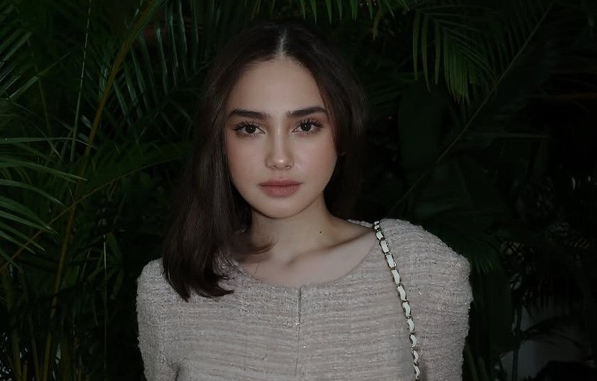 El Rumi Sambangi Jepang, Syifa Hadju Tampil Elegan di Acara Merek Mewah