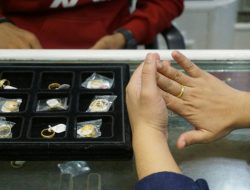 Kapan Beli Emas Agar Tak Rugi? Temukan Waktunya Di Sini! Kapan Beli Emas Agar Tak Rugi? Temukan Waktunya Di Sini!