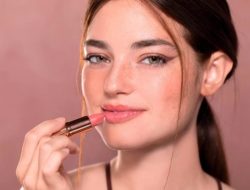 Cara Memilih Lipstik Berdasarkan Warna Kulit untuk Tampilan Maksimal Cara Memilih Lipstik Berdasarkan Warna Kulit untuk Tampilan Maksimal