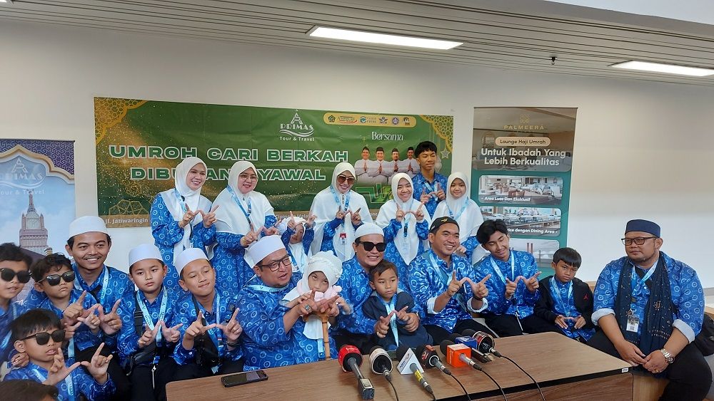Di Sela-Jadwal Manggung, Wali Band Bawa Keluarga Besar ke Tanah Suci Umrah