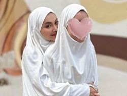 Denada Umrah Bersama Sang Putri Aisha, Ternyata Ada Kisah Haru di Baliknya Denada Umrah Bersama Sang Putri Aisha, Ternyata Ada Kisah Haru di Baliknya