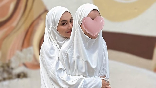 Denada Umrah Bersama Sang Putri Aisha, Ternyata Ada Kisah Haru di Baliknya