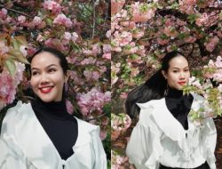 7 Gambar Cantik Yura Yunita Menyelami Pesona Pohon Sakura di Jepang 7 Gambar Cantik Yura Yunita Menyelami Pesona Pohon Sakura di Jepang