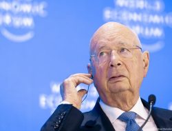 Klaus Schwab dari World Economic Forum Resmi Mundur: Akhir Era yang Transformatif