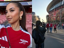 7 Gambar Menarik Jennifer Coppen Saksikan Pertandingan Arsenal di Inggris