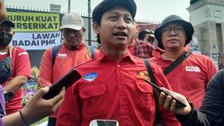Buruh Demo di Depan DPR Bawa Kepala Babi: Tak Mau Pemerintah Acuh dengan Kaum Buruh