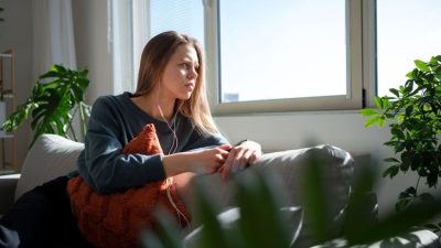 7 Kebiasaan yang Nyaman untuk Introvert, tapi Membosankan bagi Ekstrovert di Indonesia