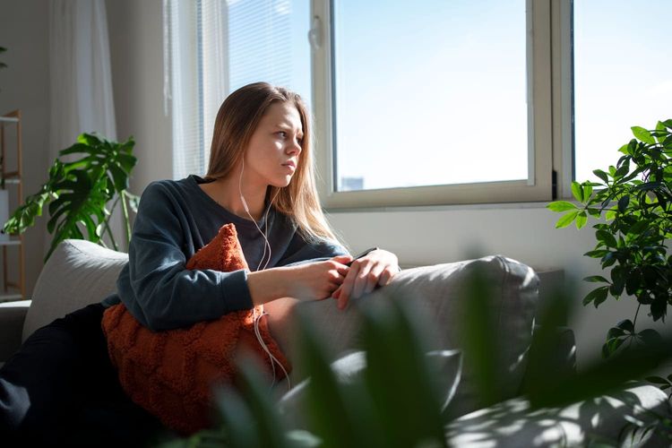 7 Kebiasaan yang Nyaman untuk Introvert, tapi Membosankan bagi Ekstrovert di Indonesia