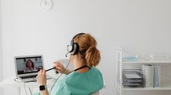 Resiko Self-Diagnosis pada Otak dan Kesehatan Mental: Peringatan dari Ahli Saraf Tentang Mencari Gejala di Internet