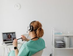 Resiko Self-Diagnosis pada Otak dan Kesehatan Mental: Peringatan dari Ahli Saraf Tentang Mencari Gejala di Internet