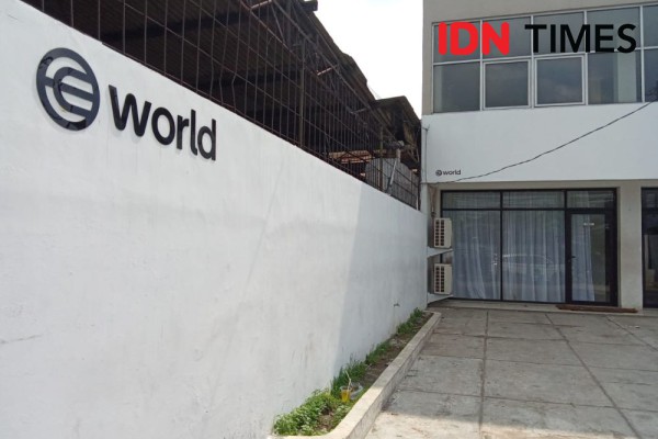 Apa Itu World App yang Dihentikan Operasionalnya oleh OJK?