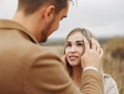 4 Keyakinan Diri yang Akan Buat Pasangan Anda Tersipu dan Jatuh Cinta, Terbukti Ampuh!