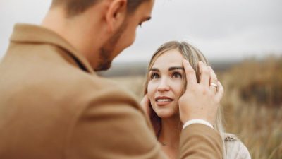 4 Keyakinan Diri yang Akan Buat Pasangan Anda Tersipu dan Jatuh Cinta, Terbukti Ampuh!