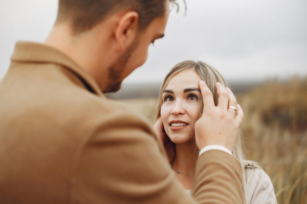 4 Keyakinan Diri yang Akan Buat Pasangan Anda Tersipu dan Jatuh Cinta, Terbukti Ampuh!