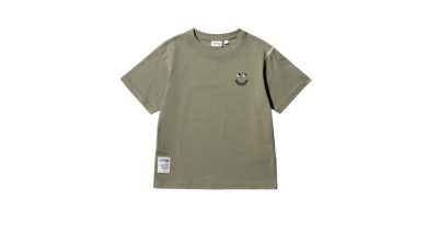 Koleksi T-Shirtunik dengan Desain Main-main yang Pas Untuk Hari-Hari Anda