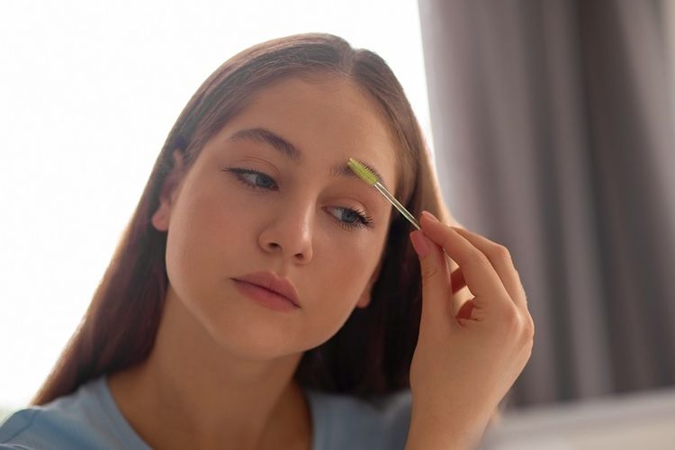 Tanpa Perawatan Salon, Ketahui 9 Cara Efektif Memperlebat Alis Secara Alamiah dan Cepat