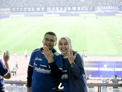 Gambaran Unik Calon Wabup Garut yang Dilamar di Stadion Persib oleh Anak Dedi Mulyadi Gambaran Unik Calon Wabup Garut yang Dilamar di Stadion Persib oleh Anak Dedi Mulyadi