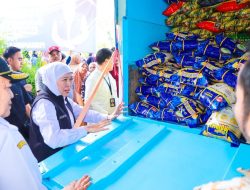 Harga Pokok Turun: Warga Antre di Pasar Murah Singosari untuk Minyak Goreng dan Beras, Dukung Program Zero Stunting Jatim