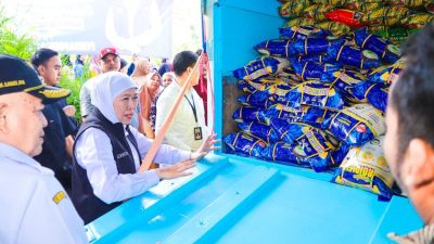Harga Pokok Turun: Warga Antre di Pasar Murah Singosari untuk Minyak Goreng dan Beras, Dukung Program Zero Stunting Jatim