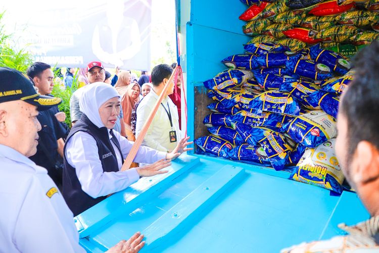 Harga Pokok Turun: Warga Antre di Pasar Murah Singosari untuk Minyak Goreng dan Beras, Dukung Program Zero Stunting Jatim