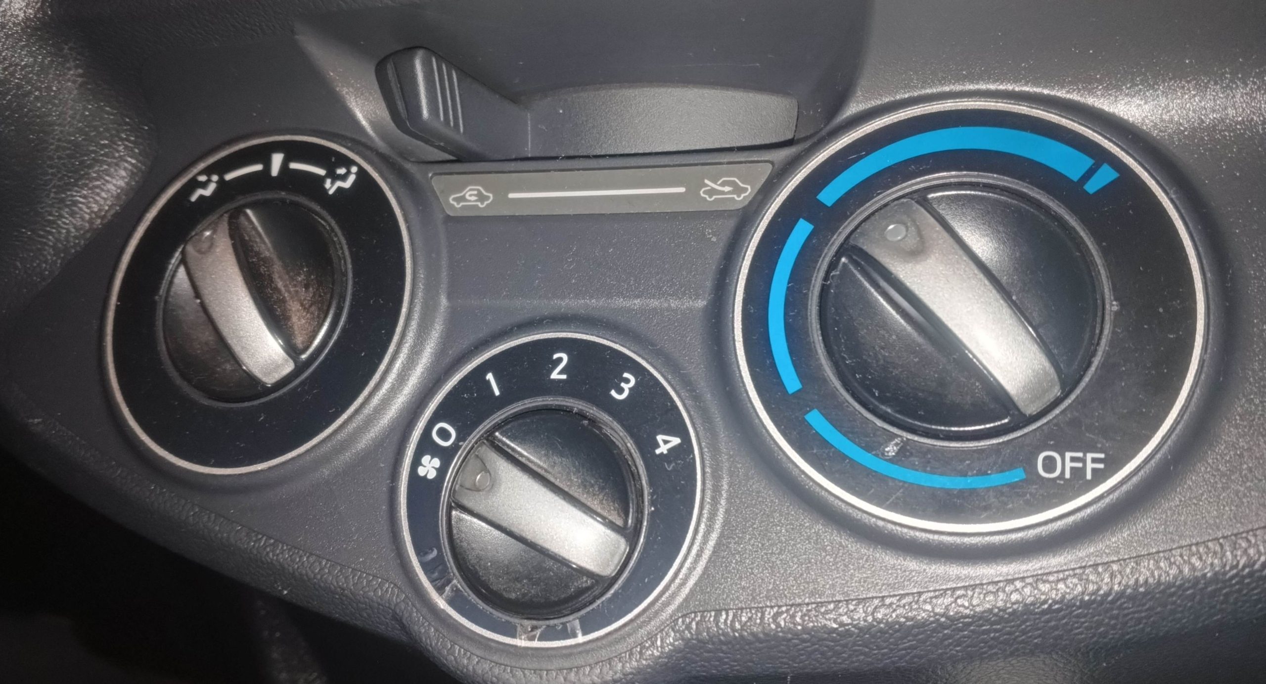 Deteksi Bau Tak Sedap dari AC? Ketahui Penyebab Tersembunyi Ini