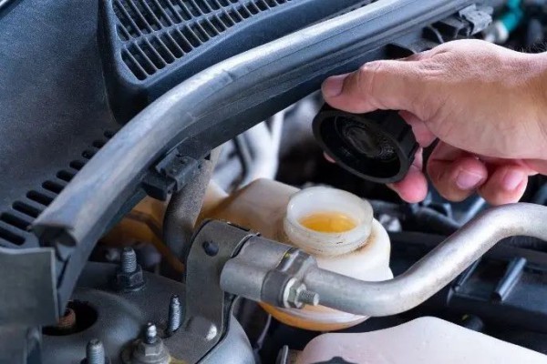 Kiat Terbaik untuk Memilih Minyak Rem Mobil yang Tepat