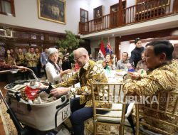 PM Australia Memberikan Kalung Syal kepada Bobby Kertanegara: Pesan Spesial Untuk Indonesia