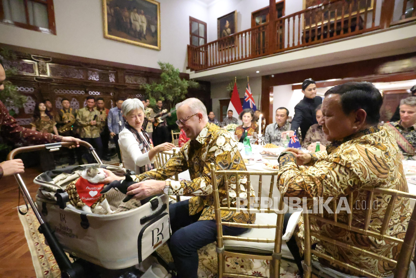 PM Australia Memberikan Kalung Syal kepada Bobby Kertanegara: Pesan Spesial Untuk Indonesia