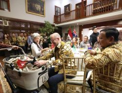 Albanese Rayakan Kunjungan ke Indonesia dengan Melingkarkan Syal kepada Bobby Kertanegara Albanese Rayakan Kunjungan ke Indonesia dengan Melingkarkan Syal kepada Bobby Kertanegara