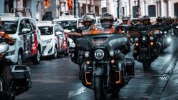 5 Tips Aman Berbagi Jalan dengan Konvoi Kendaraan Besar