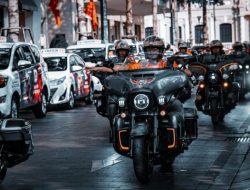 5 Tips Aman Berbagi Jalan dengan Konvoi Kendaraan Besar 5 Tips Aman Berbagi Jalan dengan Konvoi Kendaraan Besar