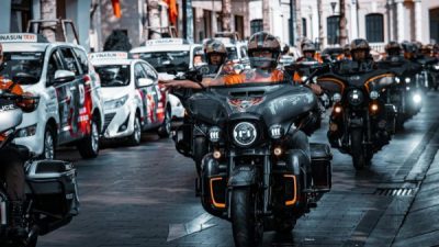 5 Tips Aman Berbagi Jalan dengan Konvoi Kendaraan Besar