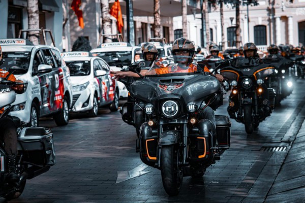 5 Tips Aman Berbagi Jalan dengan Konvoi Kendaraan Besar