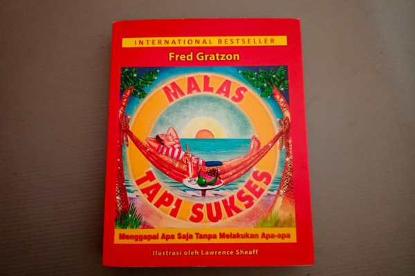 Resensi: Malas Tapi Sukses – Menunjukkan Dampak Positif dari Kesengangan