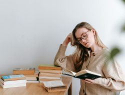 5 Tip Menghilangkan Rasa Jenuh Saat Membaca Buku, Pasti Seru! 5 Tip Menghilangkan Rasa Jenuh Saat Membaca Buku, Pasti Seru!