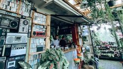 Cafe Unik di Batu Ini Punya Konsep Out of the Box, Cocok Buat Kamu yang Anti-Mainstream!