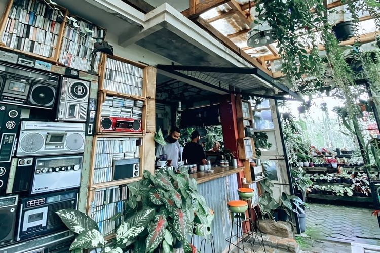 Cafe Unik di Batu Ini Punya Konsep Out of the Box, Cocok Buat Kamu yang Anti-Mainstream!
