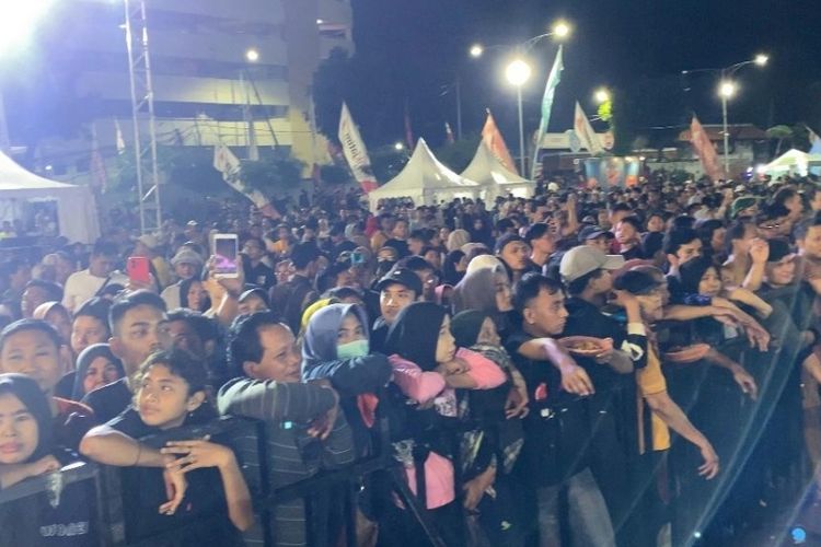 20 Ribu Orang Membanjiri Festival Rujak Uleg 2025 di Surabaya Expo Center; Warga Keluhkan Kekurangan Tempat Parkir