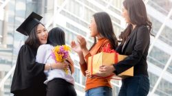 Saran Gaya Terbaik untuk Tamu Perempuan di Upacara Wisuda Teman Anda