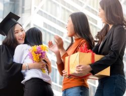 Saran Gaya Terbaik untuk Tamu Perempuan di Upacara Wisuda Teman Anda Saran Gaya Terbaik untuk Tamu Perempuan di Upacara Wisuda Teman Anda