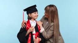 10 Inspirasi Pakaian Ibu yang Menawan saat Mendampingi Anak Wisuda