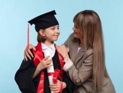10 Inspirasi Pakaian Ibu yang Menawan saat Mendampingi Anak Wisuda