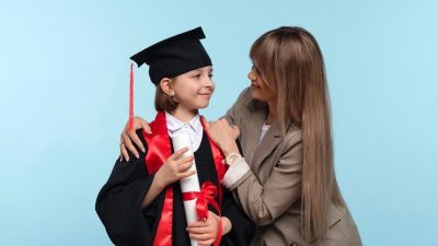 10 Inspirasi Pakaian Ibu yang Menawan saat Mendampingi Anak Wisuda