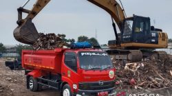 DLH Kabupaten Bekasi Bersihkan 150 Ton Sampah Konstruksi di Sepanjang Sungai Cikarang