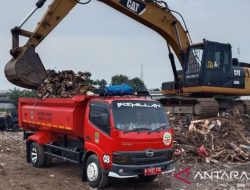 DLH Kabupaten Bekasi Bersihkan 150 Ton Sampah Konstruksi di Sepanjang Sungai Cikarang DLH Kabupaten Bekasi Bersihkan 150 Ton Sampah Konstruksi di Sepanjang Sungai Cikarang